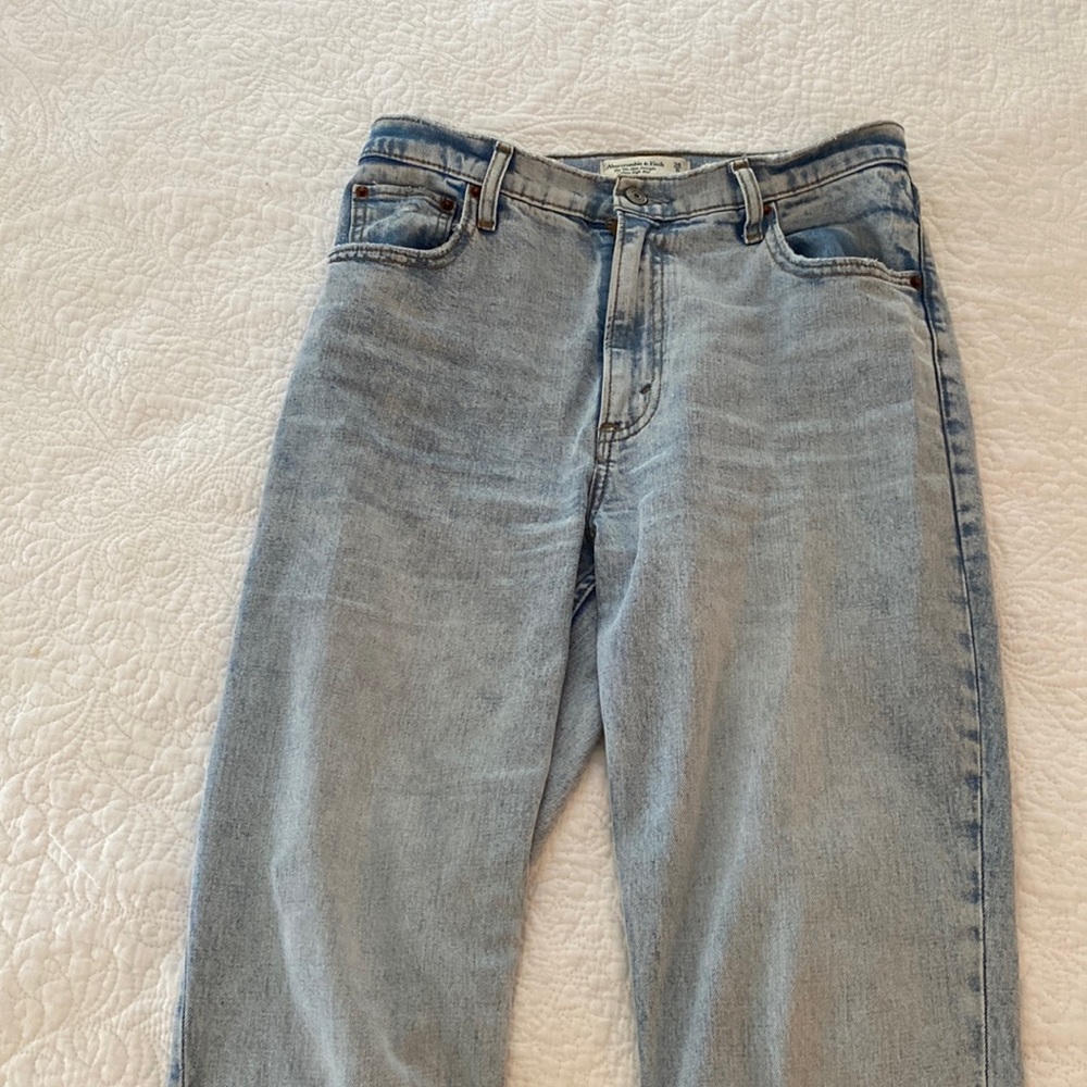 Abercrombie 90s slim straight ultra high rise jean, light wash Sz. 28